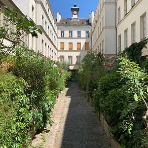 Cozy In The Upper Marais Area Paris